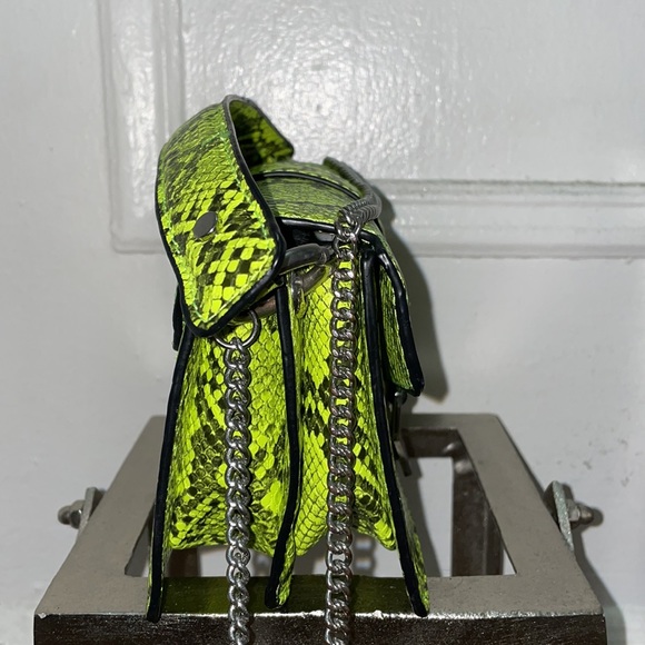 Small snake bag: Neon green. Shoulder bag. - Picture 2 of 4